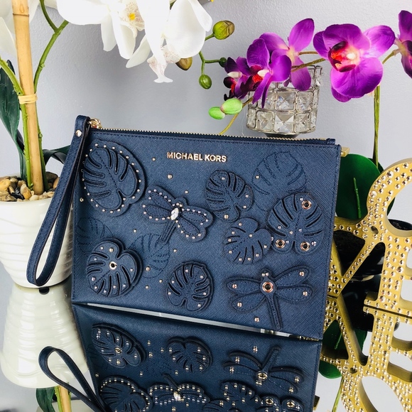 🎉 Host Pick Michael Kors Dragonfly Clutch - Picture 3 of 7